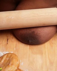 Пухлая Симона возится на кухне 7 фотография Пухлая Симона возится на кухне 7 фотография