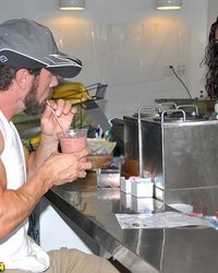 Работница пляжной забегаловки 17 фотография Работница пляжной забегаловки 17 фотография