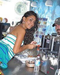 Работница пляжной забегаловки 15 фотография Работница пляжной забегаловки 15 фотография