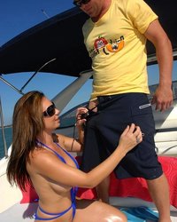 Молодая Холли прокатилась на катере 19 фотография Молодая Холли прокатилась на катере 19 фотография