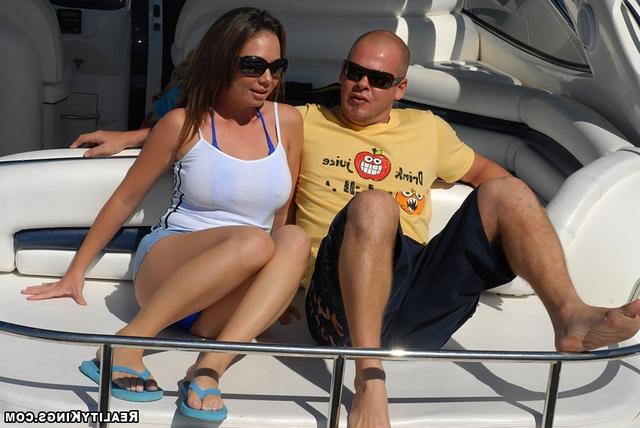 Молодая Холли прокатилась на катере 2 фото