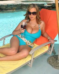 Грудастая тёлка в бассейне 1 фотография Грудастая тёлка в бассейне 1 фотография