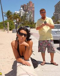 Одинокая мать на пляже 1 фотография