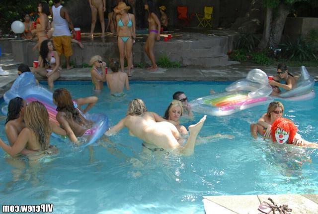 Тусовка в бикини 13 фото