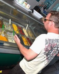 Угостил сладкоежку 4 фотография