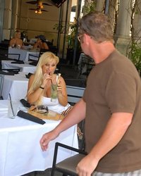 Одинокая женщина 1 фотография Одинокая женщина 1 фотография