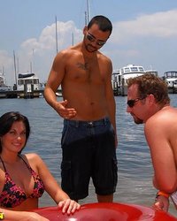 Трисомчик на яхте 3 фотография