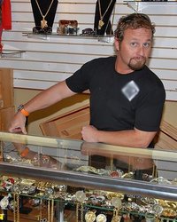 Продавец женской одежды 3 фотография Продавец женской одежды 3 фотография