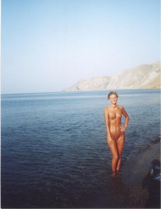 Красивые телки отдыхают на нудистском пляже 16 фото