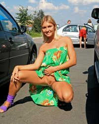 Блондинка засветила пилоткой на спор 16 фотография Блондинка засветила пилоткой на спор 16 фотография