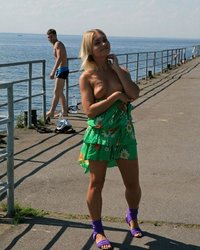 Блондинка засветила пилоткой на спор 2 фотография Блондинка засветила пилоткой на спор 2 фотография