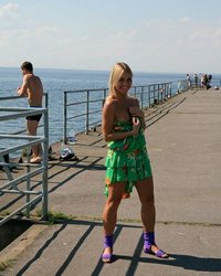 Блондинка засветила пилоткой на спор 23 фотография Блондинка засветила пилоткой на спор 23 фотография