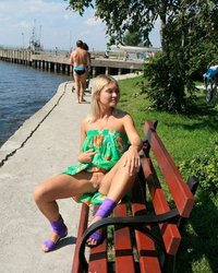 Блондинка засветила пилоткой на спор 31 фотография Блондинка засветила пилоткой на спор 31 фотография