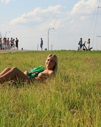 Блондинка засветила пилоткой на спор 15 фотография Блондинка засветила пилоткой на спор 15 фотография