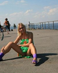 Блондинка засветила пилоткой на спор 20 фотография Блондинка засветила пилоткой на спор 20 фотография