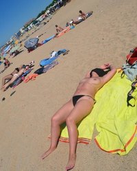 Зрелая блондинка разделась на отдыхе 13 фотография