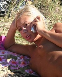 На природе блондиночка показывает маленькие сиськи 6 фотография На природе блондиночка показывает маленькие сиськи 6 фотография