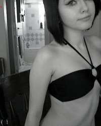 Брюнетка обожает выставлять голую жопу 13 фотография Брюнетка обожает выставлять голую жопу 13 фотография