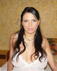 Раскрепощенная брюнетка красуется бывалой пилоткой 2 фотография Раскрепощенная брюнетка красуется бывалой пилоткой 2 фотография