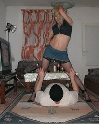 Застенчивые жены уселись на лица супругов 2 фотография Застенчивые жены уселись на лица супругов 2 фотография