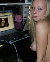 Строптивые хакерши любят работать голенькими 8 фотография Строптивые хакерши любят работать голенькими 8 фотография