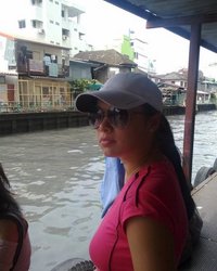 Брюнетка активно ласкает разработанные дырочки 2 фотография Брюнетка активно ласкает разработанные дырочки 2 фотография