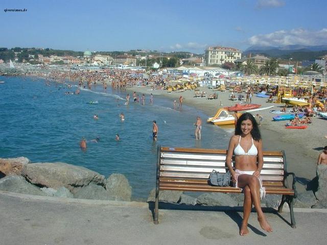 Худышка избавилась от одежды на берегу моря 4 фото