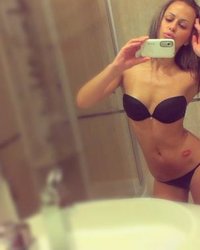 Улыбчивые фифы хвастаются бритыми кисками 6 фотография Улыбчивые фифы хвастаются бритыми кисками 6 фотография