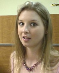 Красотка обхватила губками набухшую головку 4 фотография Красотка обхватила губками набухшую головку 4 фотография