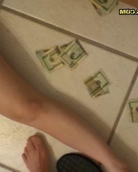 Красотка обхватила губками набухшую головку 31 фотография Красотка обхватила губками набухшую головку 31 фотография