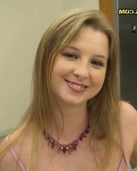 Красотка обхватила губками набухшую головку 1 фотография Красотка обхватила губками набухшую головку 1 фотография