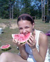 Худенькая брюнетка загорает топлес 11 фотография