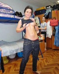 Горячая брюнетка эротично раздевается 4 фотография Горячая брюнетка эротично раздевается 4 фотография