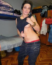 Горячая брюнетка эротично раздевается 3 фотография Горячая брюнетка эротично раздевается 3 фотография