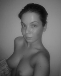 Горячая брюнетка эротично раздевается 17 фотография Горячая брюнетка эротично раздевается 17 фотография