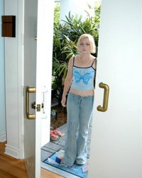 Тощую Машу с волосатой промежностью ебут в писю 1 фотография Тощую Машу с волосатой промежностью ебут в писю 1 фотография