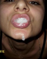 Темноволосая спермоглотка берёт за щеку 16 фотография Темноволосая спермоглотка берёт за щеку 16 фотография