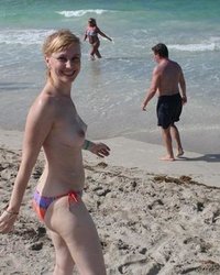 Пышногрудая блондинка разгуливает нагишом на отдыхе 3 фотография Пышногрудая блондинка разгуливает нагишом на отдыхе 3 фотография