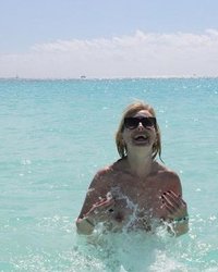 Пышногрудая блондинка разгуливает нагишом на отдыхе 7 фотография Пышногрудая блондинка разгуливает нагишом на отдыхе 7 фотография