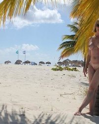 Пышногрудая блондинка разгуливает нагишом на отдыхе 17 фотография Пышногрудая блондинка разгуливает нагишом на отдыхе 17 фотография