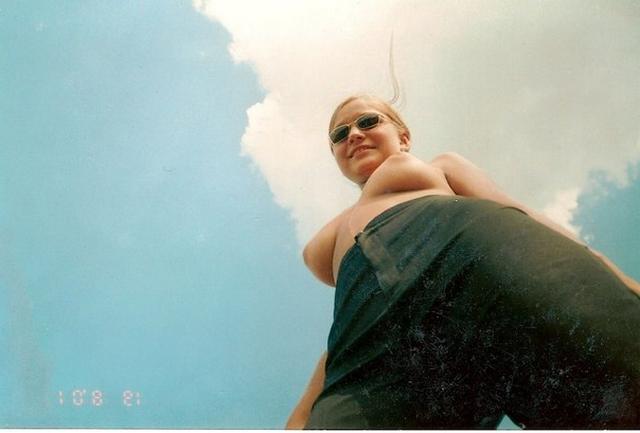 Голые девушки показывают волосатые киски 15 фото