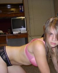 Молодые девушки красуются перед камерой 12 фотография Молодые девушки красуются перед камерой 12 фотография