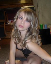 Молодые девушки красуются перед камерой 11 фотография Молодые девушки красуются перед камерой 11 фотография