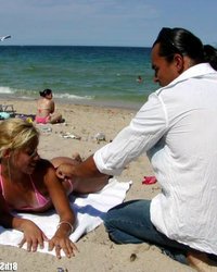 Качёк снял на пляже худенькую куколку 2 фотография Качёк снял на пляже худенькую куколку 2 фотография