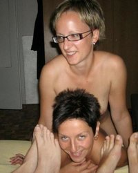 Развлекается с женой и её подругой 3 фотография Развлекается с женой и её подругой 3 фотография