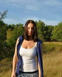 Брюнетка Марина сняла бюстгальтер и гуляет обнаженной 5 фотография Брюнетка Марина сняла бюстгальтер и гуляет обнаженной 5 фотография