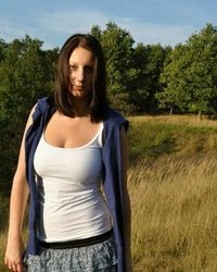 Брюнетка Марина сняла бюстгальтер и гуляет обнаженной 1 фотография Брюнетка Марина сняла бюстгальтер и гуляет обнаженной 1 фотография