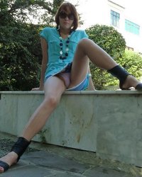 Безотказница задрала юбку и показала трусики 4 фотография Безотказница задрала юбку и показала трусики 4 фотография