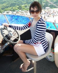 Безотказница задрала юбку и показала трусики 10 фотография Безотказница задрала юбку и показала трусики 10 фотография