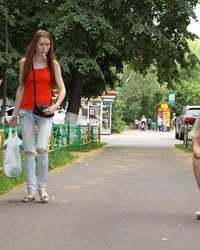 Худая эксгибиционистка гуляет по городу 20 фотография Худая эксгибиционистка гуляет по городу 20 фотография